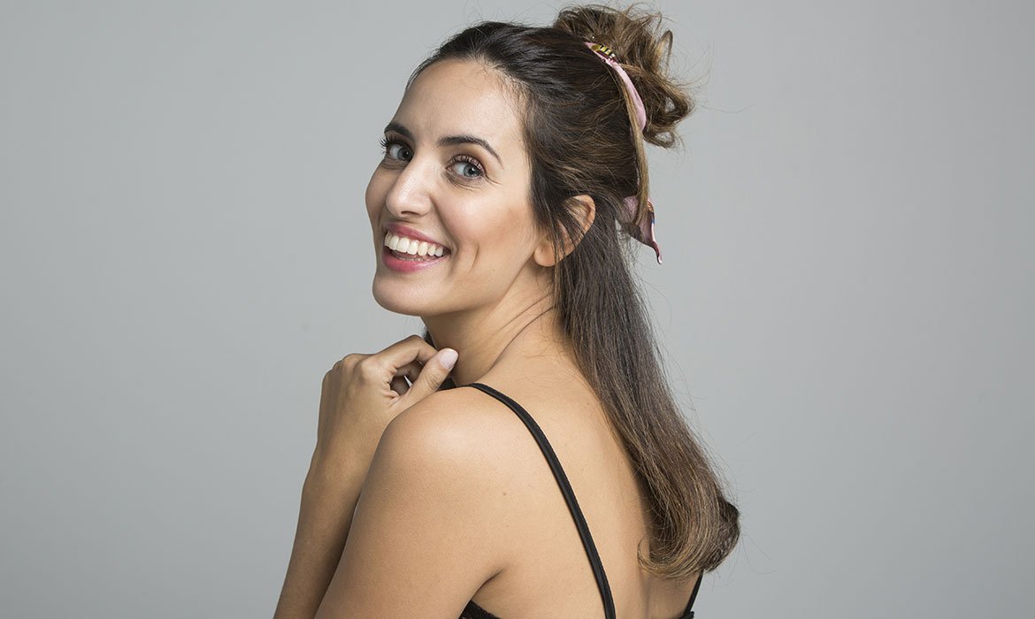 El half-up bun es otro ejemplo de peinado para pelo sucio ideal. Al llevar toda la parte frontal trabajada para atrás ocultará el exceso de grasa. Trabaja el resto de tu melena con el Sérum Stop Frizz y estarás controlando el encrespamiento.